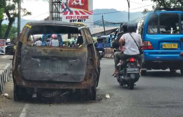 Dua Bangkai Kendaraan Terbakar Dibiarkan di Tengah Kota