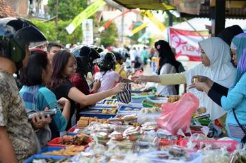 Berburu Takjil: Tradisi Ramadan yang Menyatukan Umat Muslim dan Nonmuslim