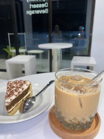 Sensasi Menyantap Kue di Monokrom Café, Spot Instagramable di Jantung Ampana