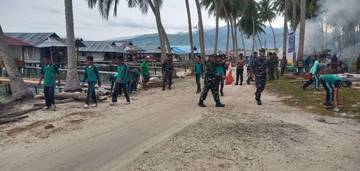 Aparat gabungan dan pelajar bersihkan Pantai Tete B