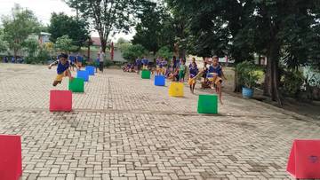 Pelajar SDI Wekatimun Praktek Lari Lompat Spint Gawang 
