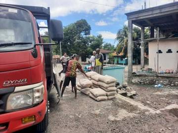 Polres Alor Salurkan 100 Sak Semen ke Masjid