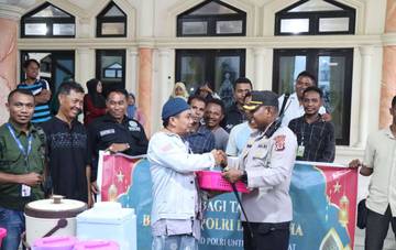 Polres Malaka dan Media Berbagi Takjil di Masjid 