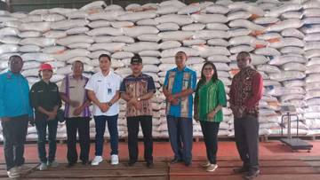 Bupati Alor Tinjau Gudang Bulog Pastikan Stok Pangan Jelang Idul Fitri