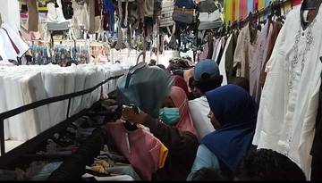 Jelang Lebaran Masyarakat Ramai Berbelanja Pakaian di Kota Kalabahi