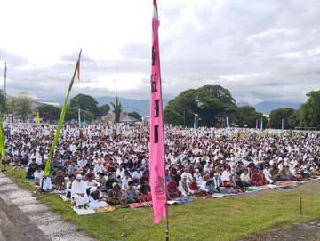 Ribuan Umat Muslim Sholat Id Berjamaah di Lapangan Mini Kalabahi