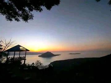 Randi Wisatawan Kupang Kagumi Sunset Bukit Hulnani Alor