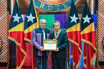 Prof.Ikhfan Terima Mendali Orde Timor-Leste Dari Presiden RDTL