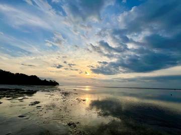Pesona Sunset di Pantai Afuik Atambua