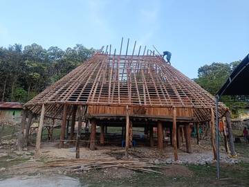 Upacara Penutupan Atap Rumah Adat Suku Nonot Forenain