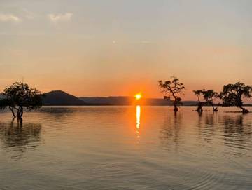 Sunset di Pantai Tongke Lima Memukau Wisatawan