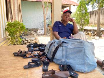 Inspirasi Hebat Penjual Sepatu Keliling di Atambua