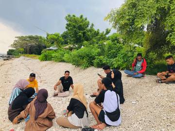 Pantai Sebanjar Jadi Ruang Berkumpul Kaum Muda