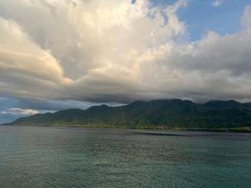 Alasan Pelangi Muncul di Antara Laut dan Gunung