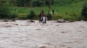 Debit Kali Numponi Di Kab.Malaka Deras Warga Terisolasi