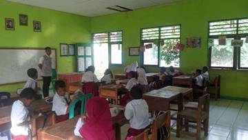 Mahasiswa KKL Perkuat Literasi Dasar Siswa SD Umapura