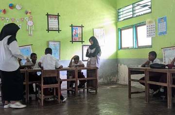 Mahasiswa KKL Perkuat Literasi Dasar Siswa SD Umapura