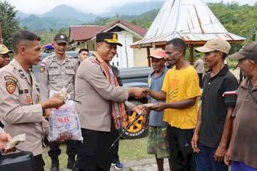 Kapolres Alor Dukung Petani Lewat Pembagian Bibit Kopi
