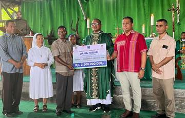 Bupati TTU Serahkan Bantuan Bagi Pembangunan Paroki Wini 