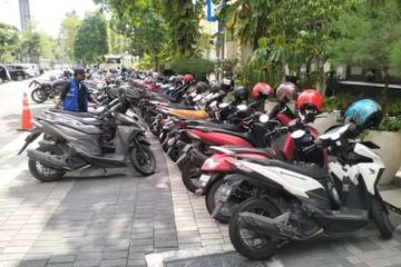 Kenali Perbedaan Juru Parkir Liar dan Parkir Resmi
