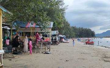 Pantai Ulee Lheu Ramai Dikunjungi Warga 