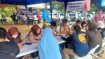 Anggota Pramuka Bantu Penumpang Kapal di Pelabuhan Ulee Lheue 