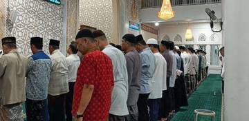 Salat Jumat Tak Gugur Meski Ada Iduladha