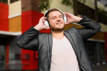 Mendengar Hiburan Menggunakan Headset, Boleh? Asalkan…