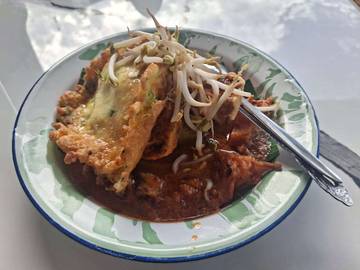 Kelezatan Kupat Tahu dengan Bumbu Kacang Khas