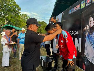 Bupati Bagikan Mendali Atlet Muda Panahan PORKAB 2025