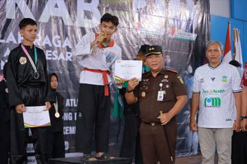 Kajari Aceh Besar Serahkan Medali Cabor Pencak Silat 