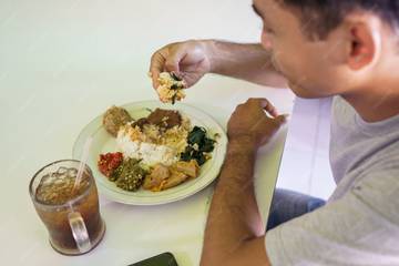 Manfaat Makan dengan Tangan, Tradisi Sehat