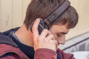 Sering Pakai Headphone? Waspadai Risiko Gangguan Pendengaran