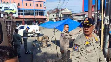 Petugas Tertibkan PKL di Pasar Peunayong