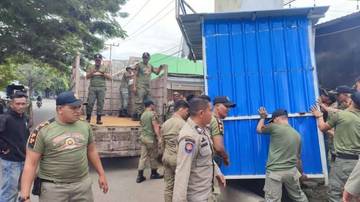 Satpol PP Tertibkan Kios Liar di Banda Aceh 