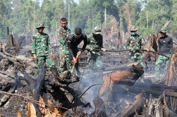 Petugas Gabungan Berjibaku Padamkan Karhutla di Aceh Selatan 