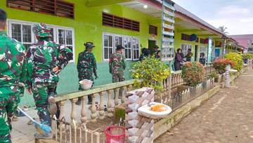 TNI Bersihkan SDN Manyak Payed dari Lumpur Banjir 