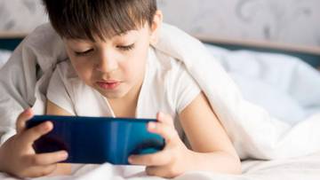 Bahaya Penggunaan Gadget Berlebih bagi Mata Anak