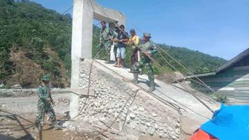Babinsa Bersama Warga Bangun Jembatan Gantung Simpur Jaya 