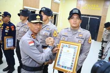 Taruna Akpol dan Personel Terima Penghargaan Kapolda Aceh