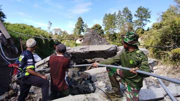 TNI Bersama Warga Perbaiki Jaringan Air Bersih Pascabencana