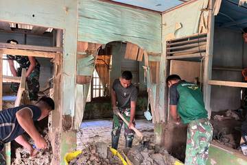 TNI Bersihkan Material Banjir di Kecamatan Tamiang Hulu 