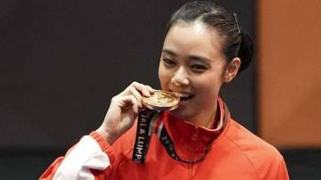 Fakta atau Tradisi ?  Atlet Gigit Medali saat di Podium