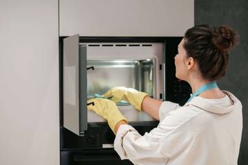 Fakta Larutan Cuka bisa Menghilangkan Bau membandel pada Microwave