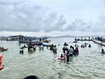 Pemudik Serbu Pantai Putra Mutun Lampung Saat Libur Lebaran  
