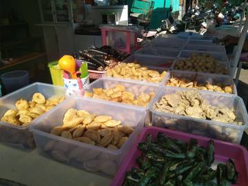 Destinasi Kuliner Pempek Harga Seribuan di Pasar Gudang Lelang