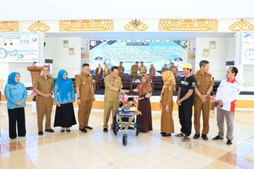 Pemkab Tulang Bawang Salurkan Bantuan Puluhan Kursi Roda