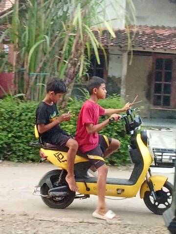 Risiko Anak Naik Sepeda Listrik dan Aturan Resminya