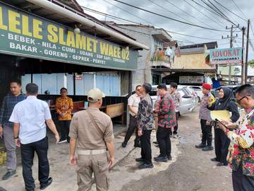 Pemkab Tulang Bawang Segel Rumah Makan Karena Nunggak Pajak
