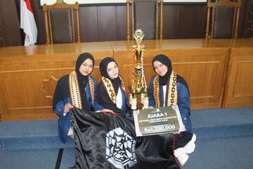 Mahasiswa FH Unila Juara Kompetisi Surat Dakwaan Nasional
